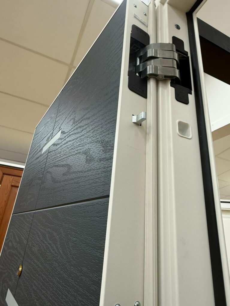 Portone blindato D180 cerniera