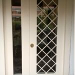 Doppia porta di sicurezza con vetri e griglia