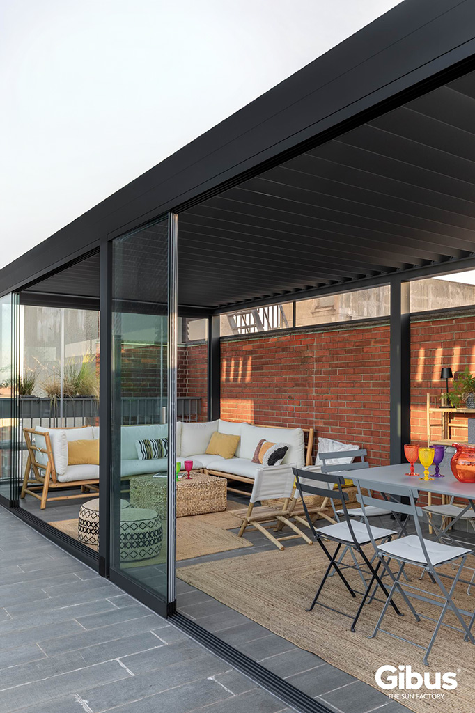 Pergola bioclimatica chiusa su terrazzo