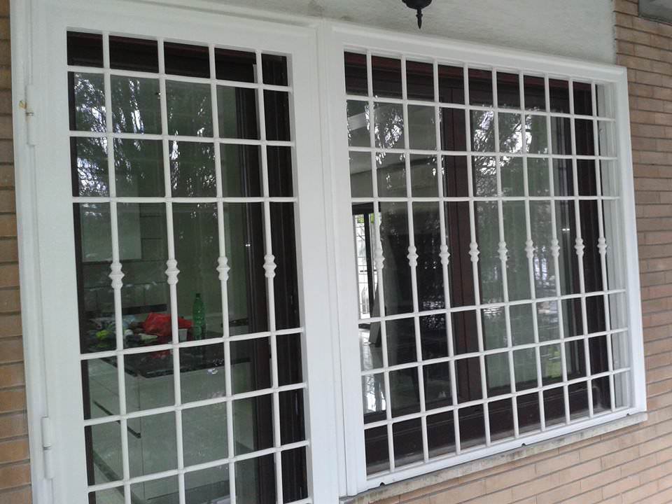 Griglia e finestra di sicurezza bianca