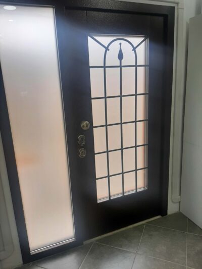 portone di sicurezza artigianale con vetro e griglia a 2 ante