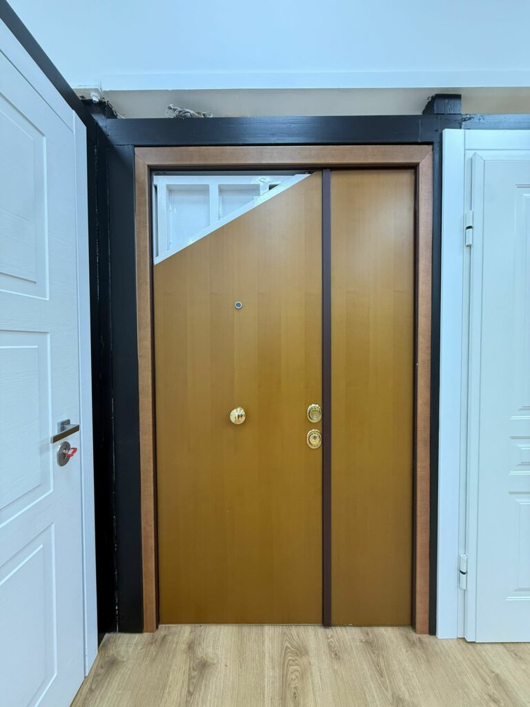 Portone artigianale in showroom