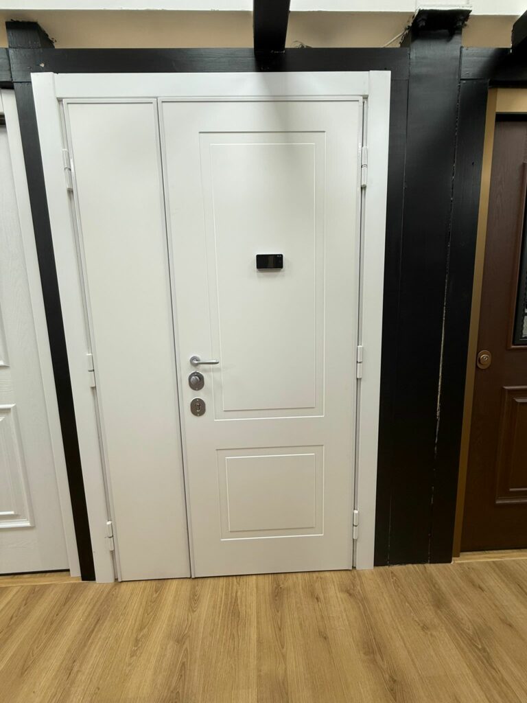 Portone blindato bianco doppia anta artigianale